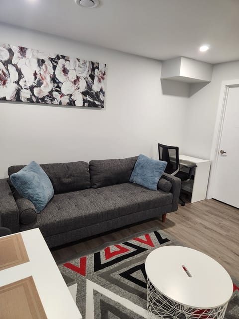 A Modern & Homely 1 BR Suite image 5