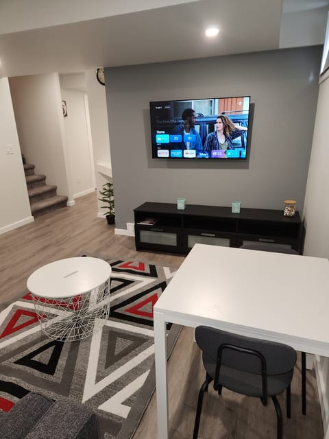 A Modern & Homely 1 BR Suite image 4