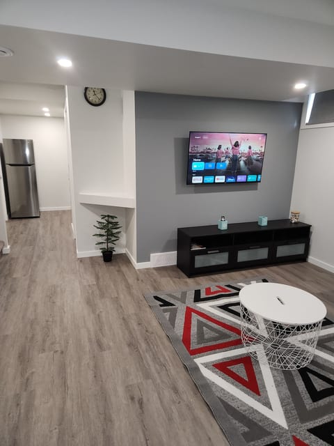 A Modern & Homely 1 BR Suite image 1