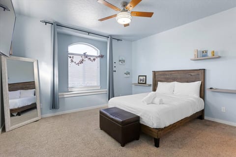 master bedroom, queen bed