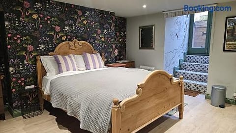 2-Bedroom Apartment & Private Patio at Hill House
