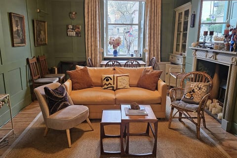 2-Bedroom Apartment & Private Patio at Hill House