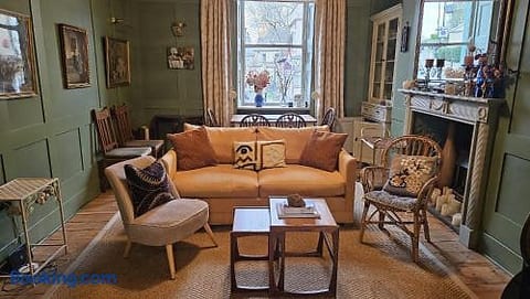 2-Bedroom Apartment & Private Patio at Hill House
