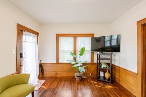 Grand Heritage : Your Generous One Bedroom Retreat image 4