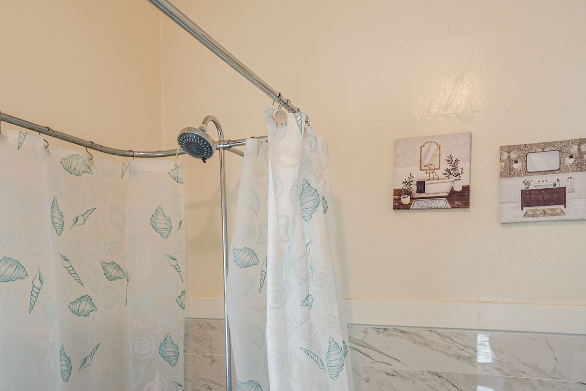 grand-heritage-:-your-generous-one-bedroom-retreat/