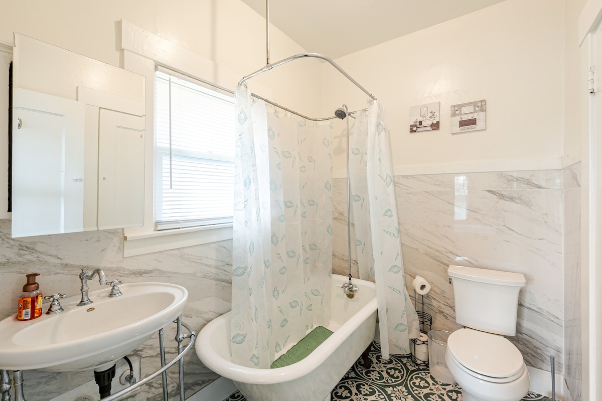 grand-heritage-:-your-generous-one-bedroom-retreat/