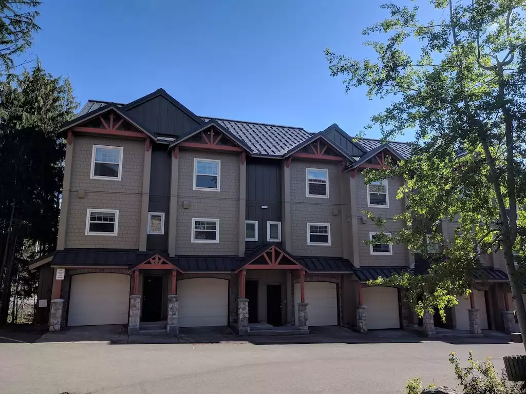 End unit with extra windows for more sunshine and enclosed 3rd bedroom - Mt Hood Townhouse. 3 bd end-unit. Hottub & Pool - Government Camp