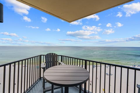 Private Balcony – Stunning penthouse balcony with endless Gulf views.