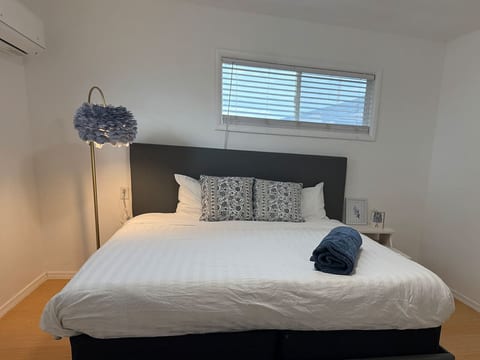 2nd bedroom, queen bed