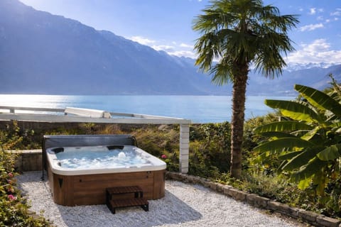 Private hot tub with lake & mountain views near Interlaken