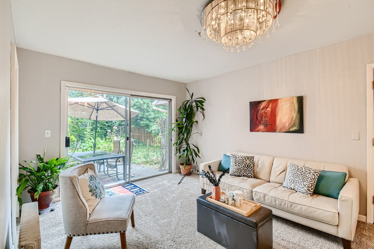 Family room Two Bedrooms Portland Suburban with crib near PDX