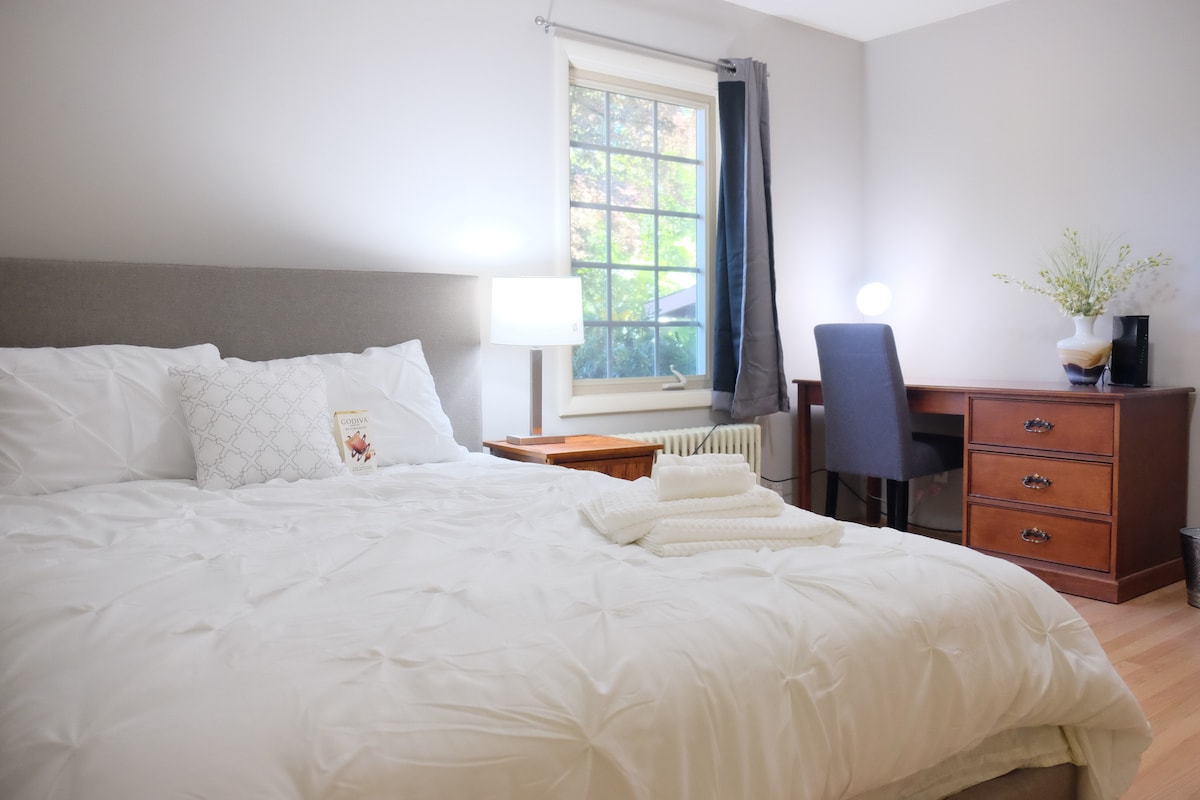 Front bedroom with one queen and Ethernet access Two Bedrooms Portland Suburban with crib near PDX