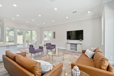 The Salma Plan: 4BR/3.5BA, 2600 Sq Ft, Near Campus - Holiday Home