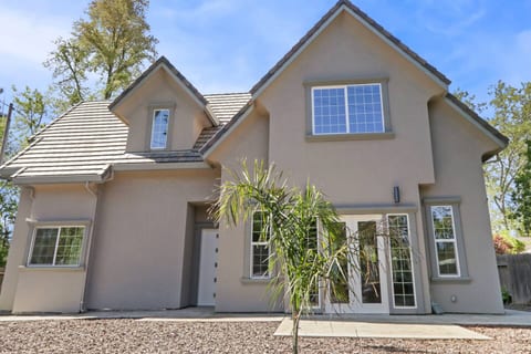 The Salma Plan: 4BR/3.5BA, 2600 Sq Ft, Near Campus - Holiday Home