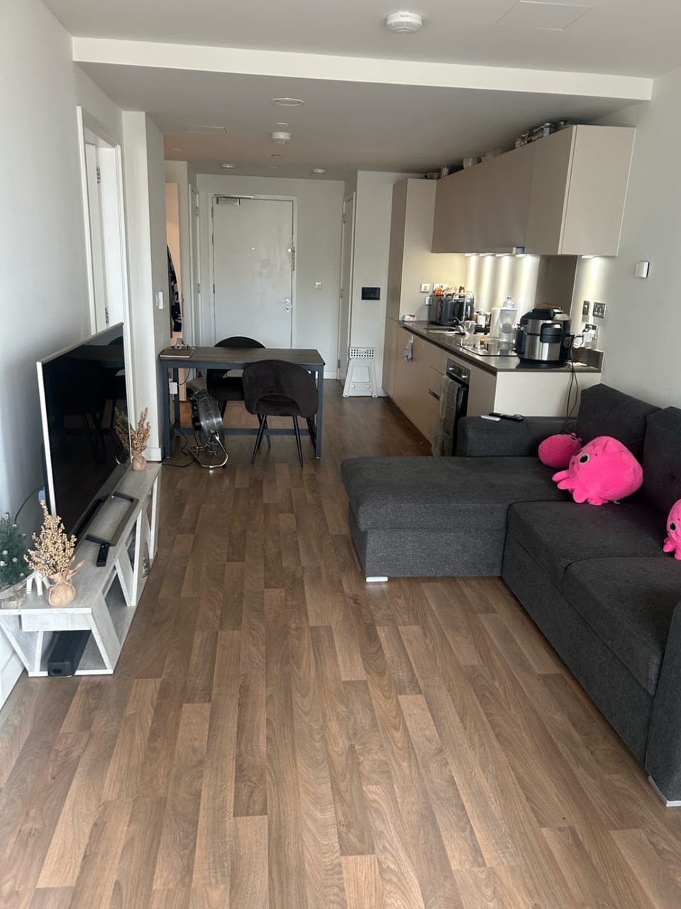 1 Bed Apartment Close to City - London
