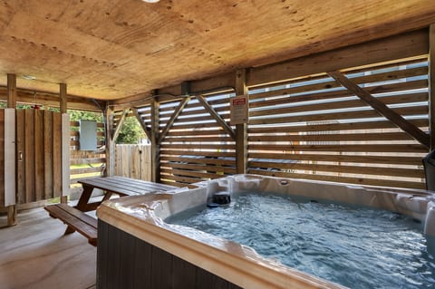 Relax all year round in the spacious and luxurious hot tub