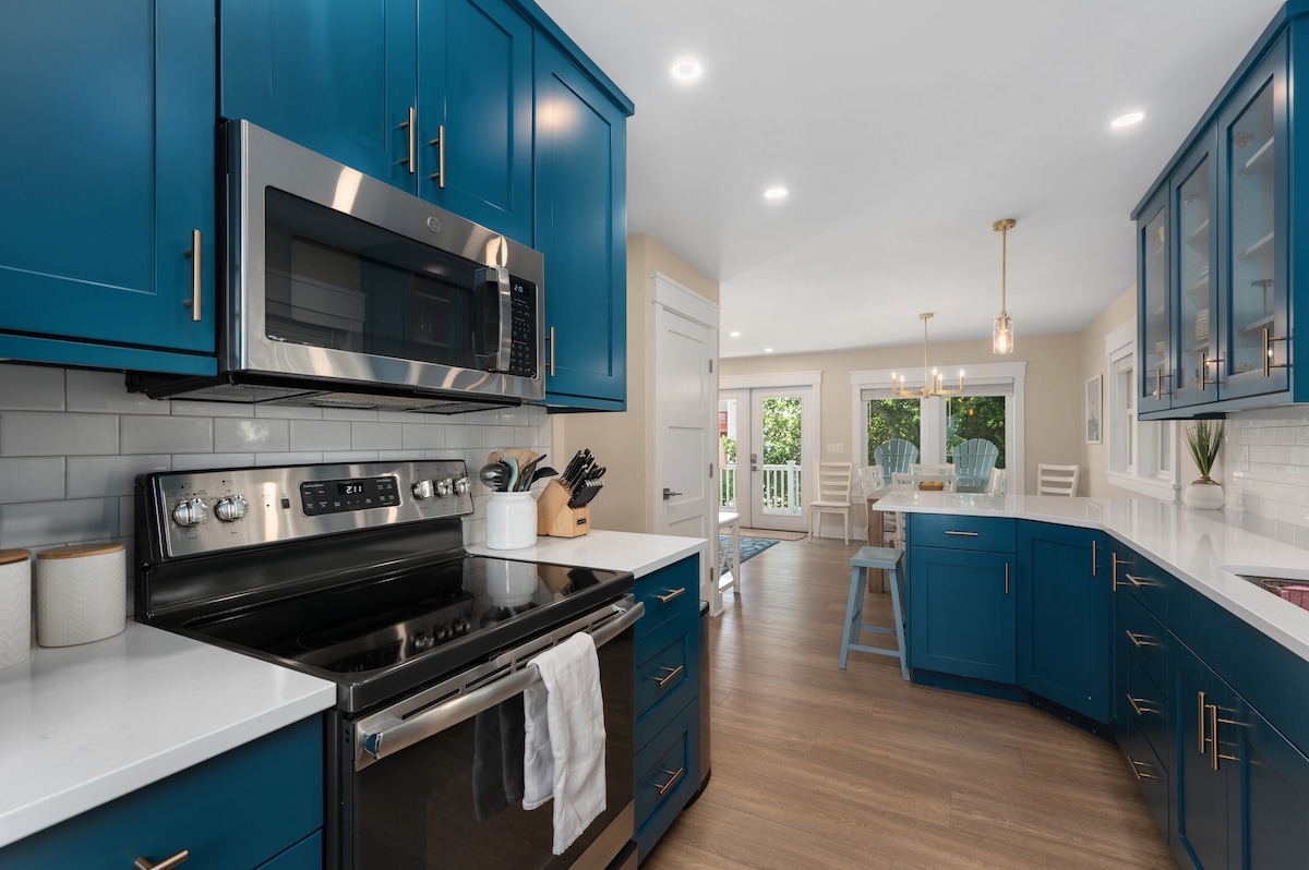 walk to beach, hot tub, fenced yard, ev charger image 1