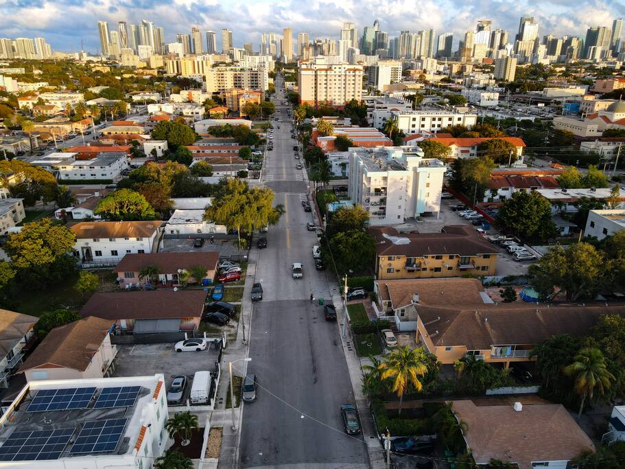 2-queen-beds-or-central-mia-or-free-wi-fi-+-parking/