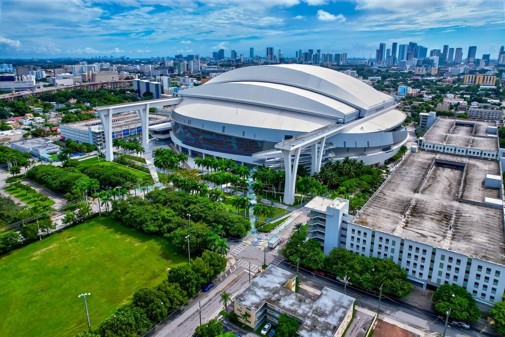 2-queen-beds-or-central-mia-or-free-wi-fi-+-parking/