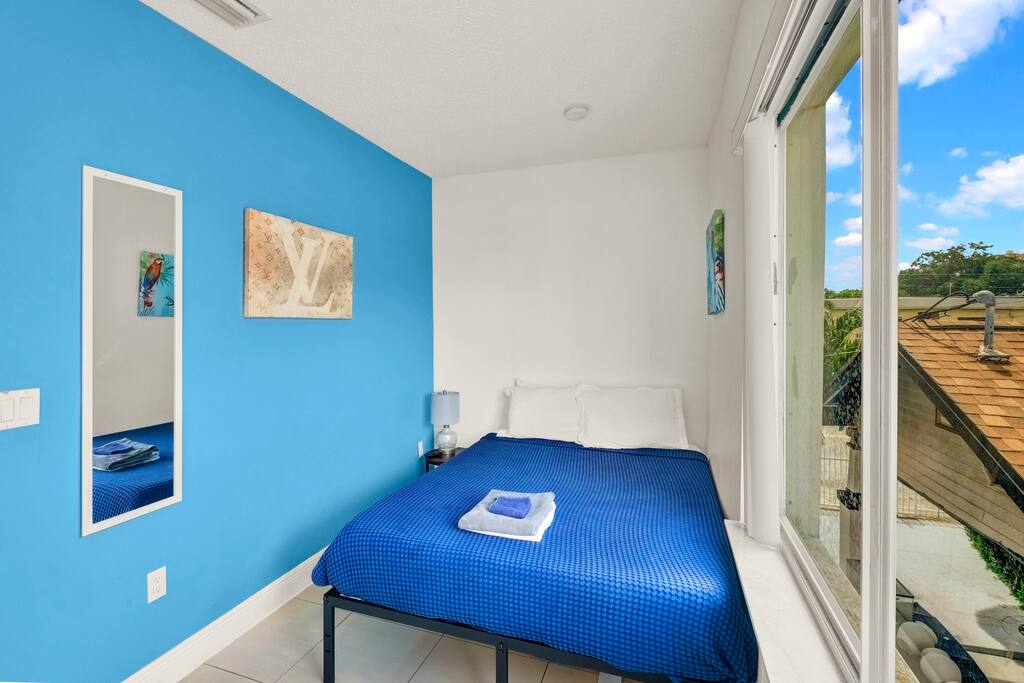 2-queen-beds-or-central-mia-or-free-wi-fi-+-parking/