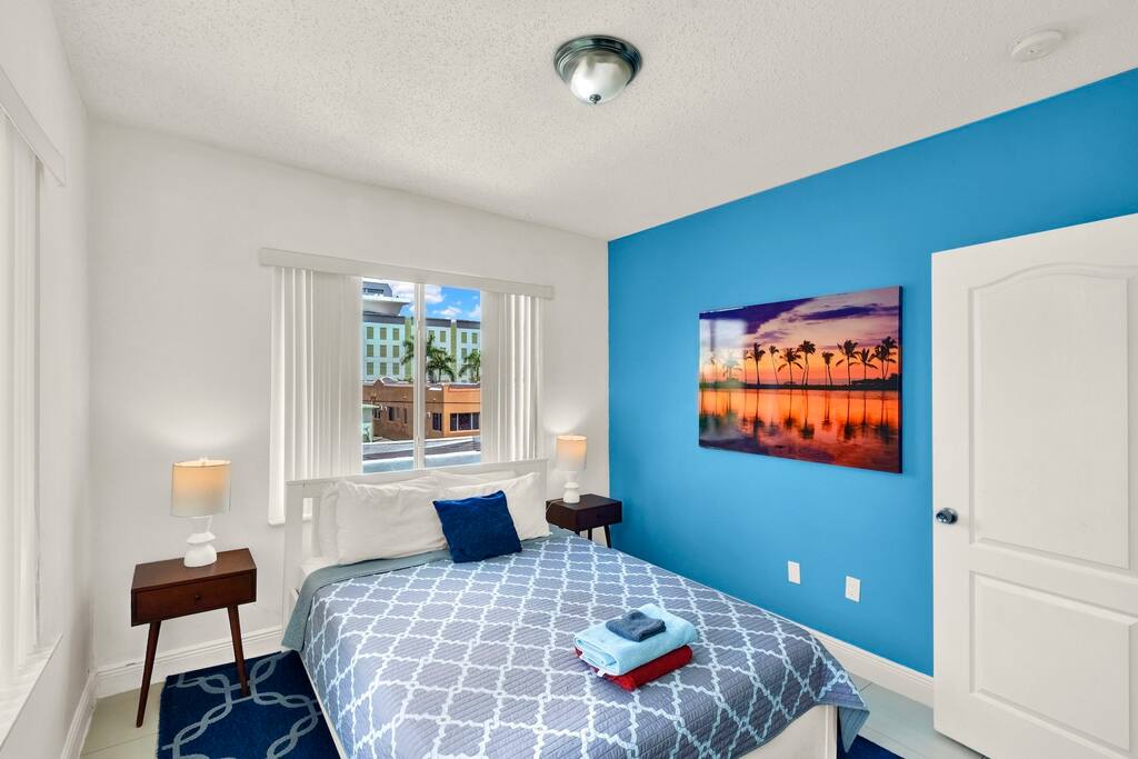 2-queen-beds-or-central-mia-or-free-wi-fi-+-parking/