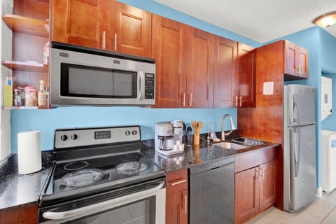 2 Queen Beds | Central MIA | Free Wi-Fi + Parking