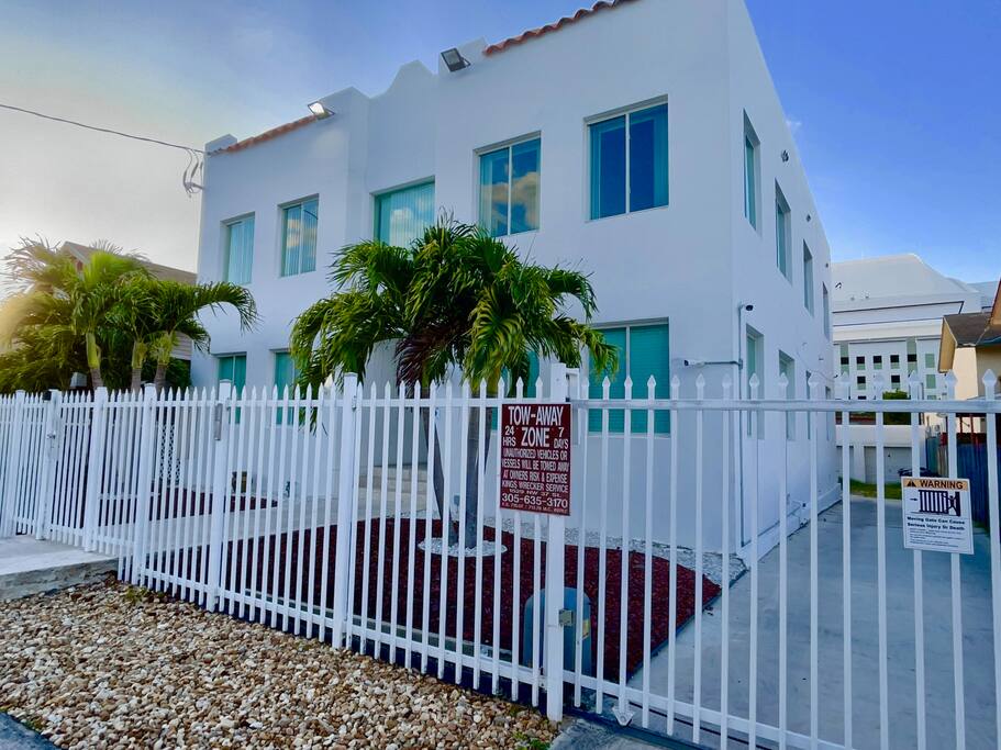 2-queen-beds-or-central-mia-or-free-wi-fi-+-parking/