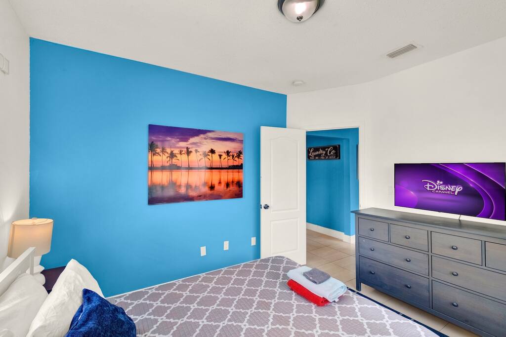 2-queen-beds-or-central-mia-or-free-wi-fi-+-parking/