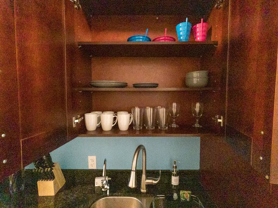 2-queen-beds-or-central-mia-or-free-wi-fi-+-parking/