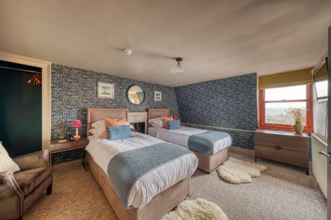 Hill House 5 - Twin room with private bathroom