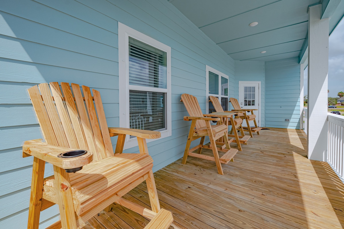 Relaxing hand made deck chairs to sit on the deck and enjoy the cool breeze. Look over the balcony and you can see the bay!
