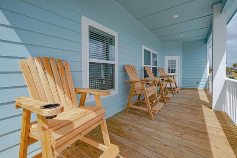 Relaxing hand made deck chairs to sit on the deck and enjoy the cool breeze. Look over the balcony and you can see the bay!