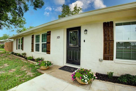 Casablanca Waco | 5 Mins to Silos/Baylor • Hot Tub • Pets OK