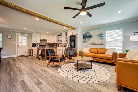Casablanca Waco | 5 Mins to Silos/Baylor • Hot Tub • Pets OK