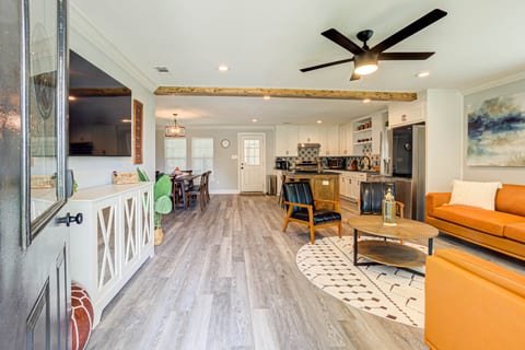 Casablanca Waco | 5 Mins to Silos/Baylor • Hot Tub • Pets OK
