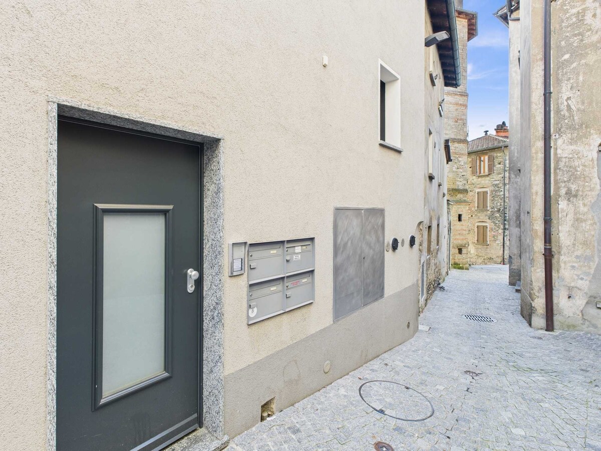 L'ingresso dell'immobile, caratterizzato da una facciata elegante e ben curata, conduce all'appartamento. L'area esterna, spaziosa e ben organizzata, crea un'atmosfera accogliente e invitante, dando un primo sguardo piacevole alla proprietà.