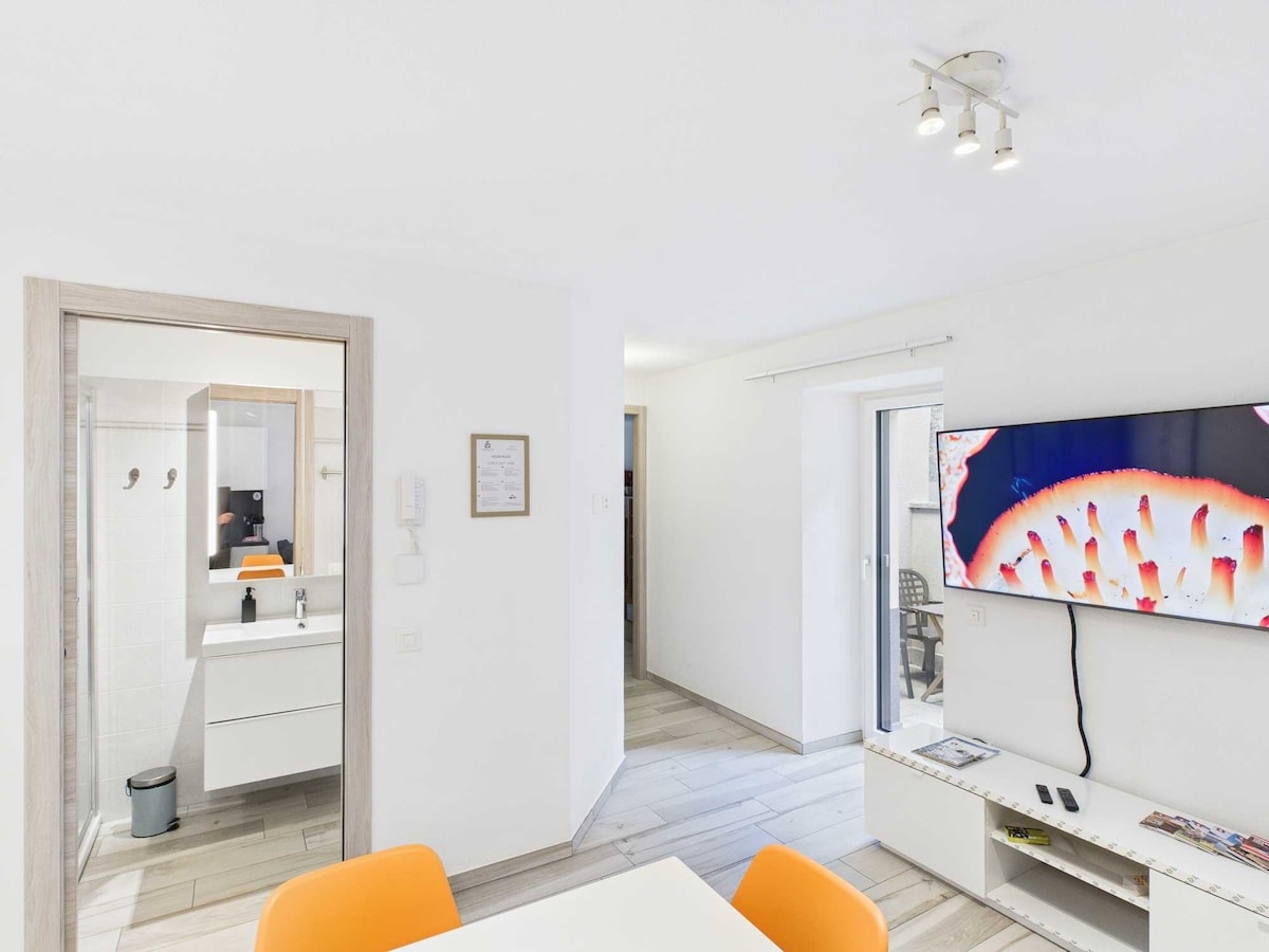 Spazio compatto ma accogliente, ideale per un soggiorno breve. Ben attrezzato con tutto il necessario per garantire comfort e praticità, offre un ambiente funzionale e intimo, perfetto per chi cerca un’atmosfera rilassante e ben organizzata.