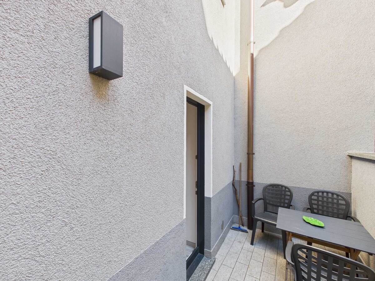 Ampia corte esterna con mobili da giardino, perfetta per momenti di relax all'aperto. Spazio accogliente e ben arredato, ideale per pranzi all'aria aperta e per godersi momenti di convivialità in un ambiente confortevole e invitante.