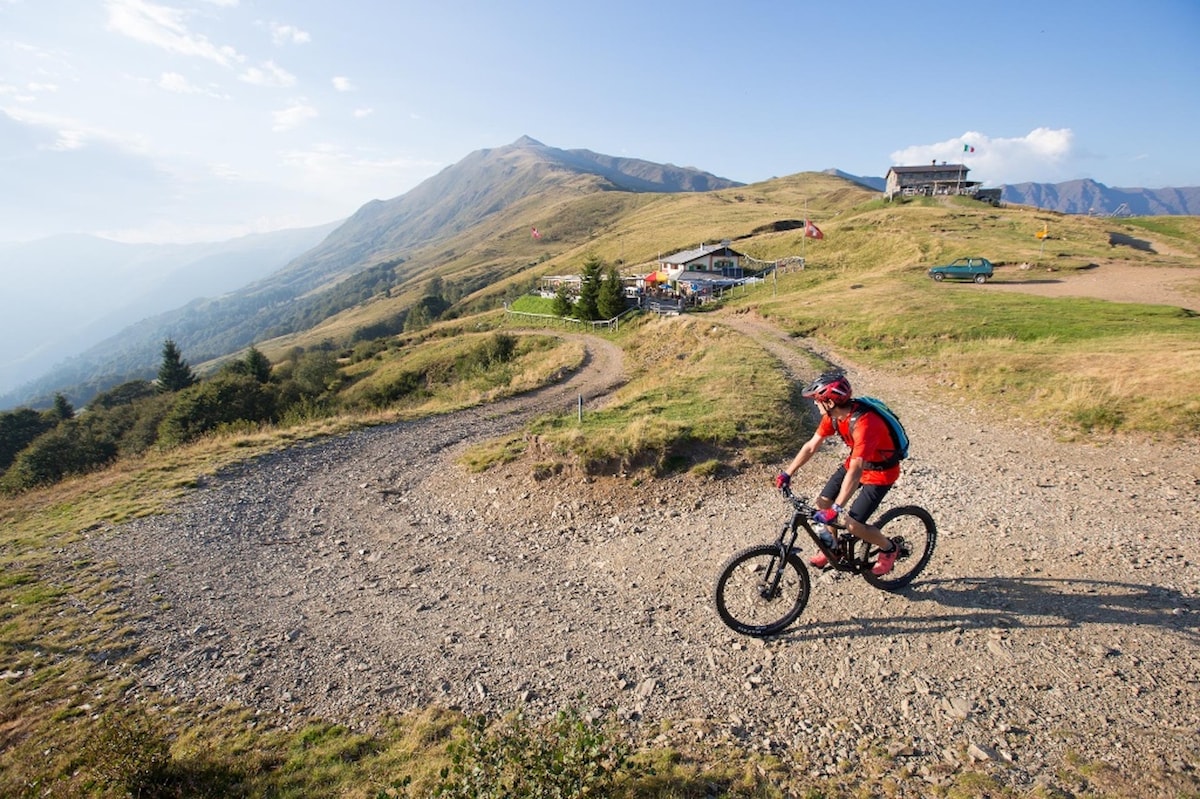 Mountain bike tours on the San Lucio offer routes through nature, with breathtaking views of the mountains and lake, perfect for lovers of adventure and outdoor sports.