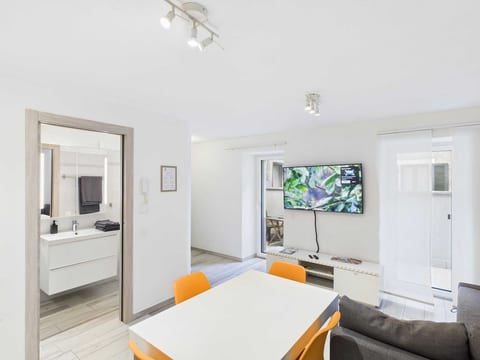 Zona pranzo adiacente al salotto, un ambiente luminoso e ben arredato. Perfetta per pranzi conviviali e momenti di relax, la disposizione funzionale degli spazi crea un'atmosfera accogliente, ideale per godersi il tempo in famiglia o con gli ospiti.
