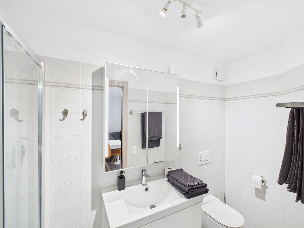 Bagno elegante e funzionale, completo di doccia e finiture moderne. Spazioso e raffinato, offre un'esperienza di comfort quotidiano, perfetto per un ambiente pratico e rilassante.