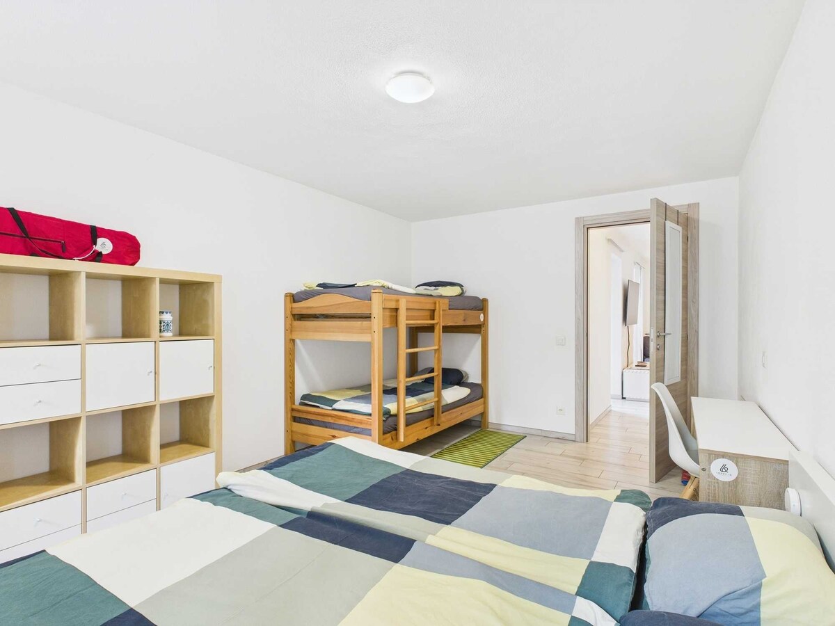 Spaziosa camera da letto perfetta per famiglie o gruppi, con un comodo letto matrimoniale e un pratico letto a castello. L’ambiente luminoso e accogliente offre ampio spazio, garantendo comfort e tranquillità per un soggiorno piacevole e rilassante.