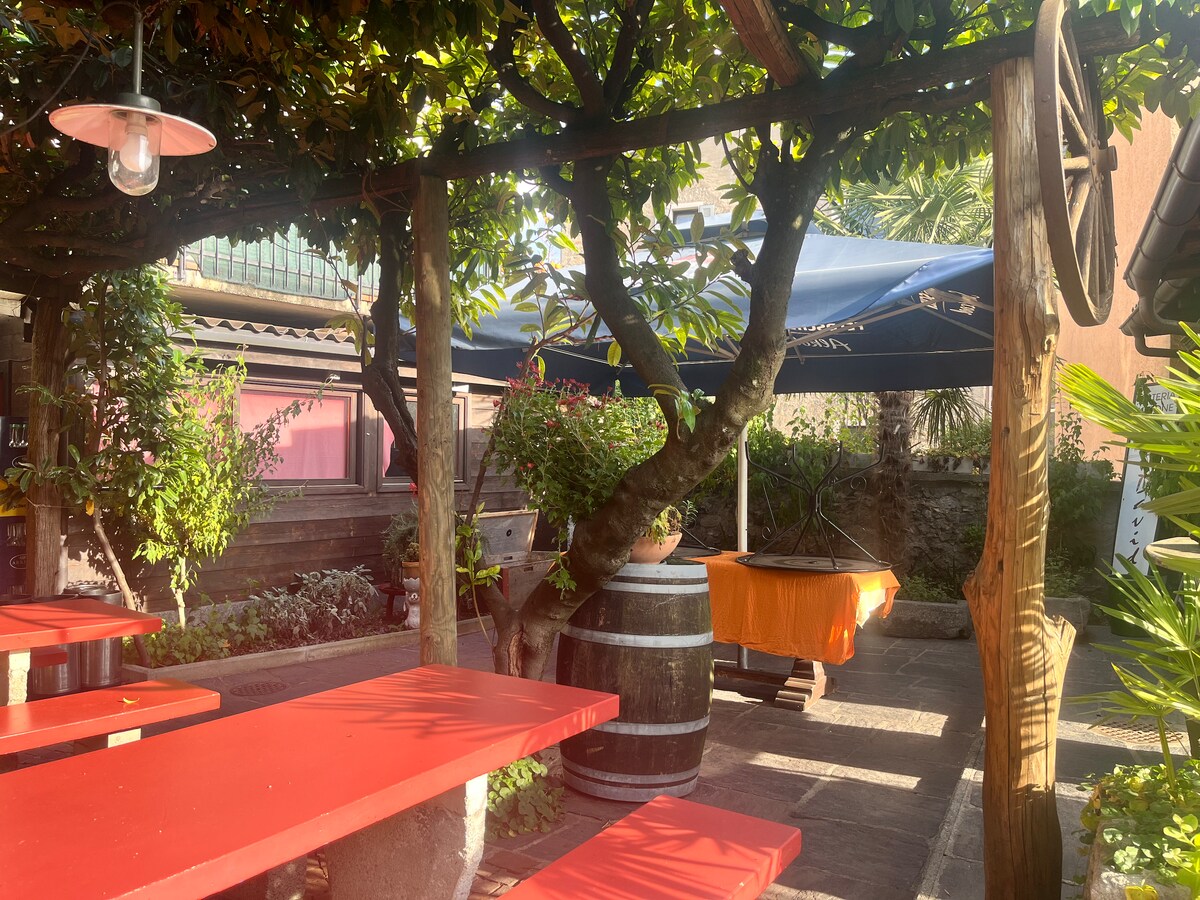 The Osteria di Sonvico is a cosy, traditional restaurant where you can enjoy typical local dishes in a rustic, family atmosphere. An ideal place to savour the authentic cuisine of the region.