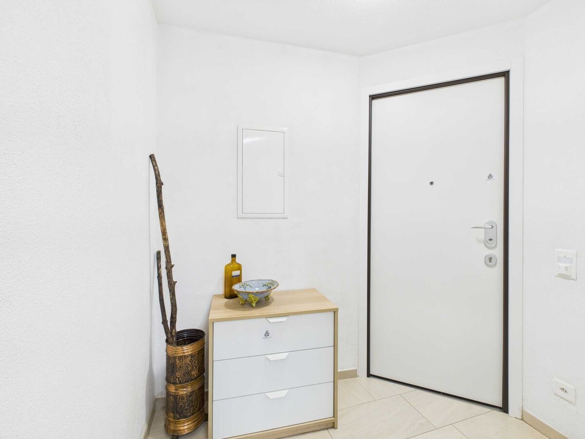 L'atrio d'ingresso, pratico e ben organizzato, offre lo spazio ideale per riporre le scarpe e altri oggetti. Accogliente e funzionale, permette di sistemare tutto facilmente, mantenendo l'ambiente ordinato e comodo, perfetto per un soggiorno breve.