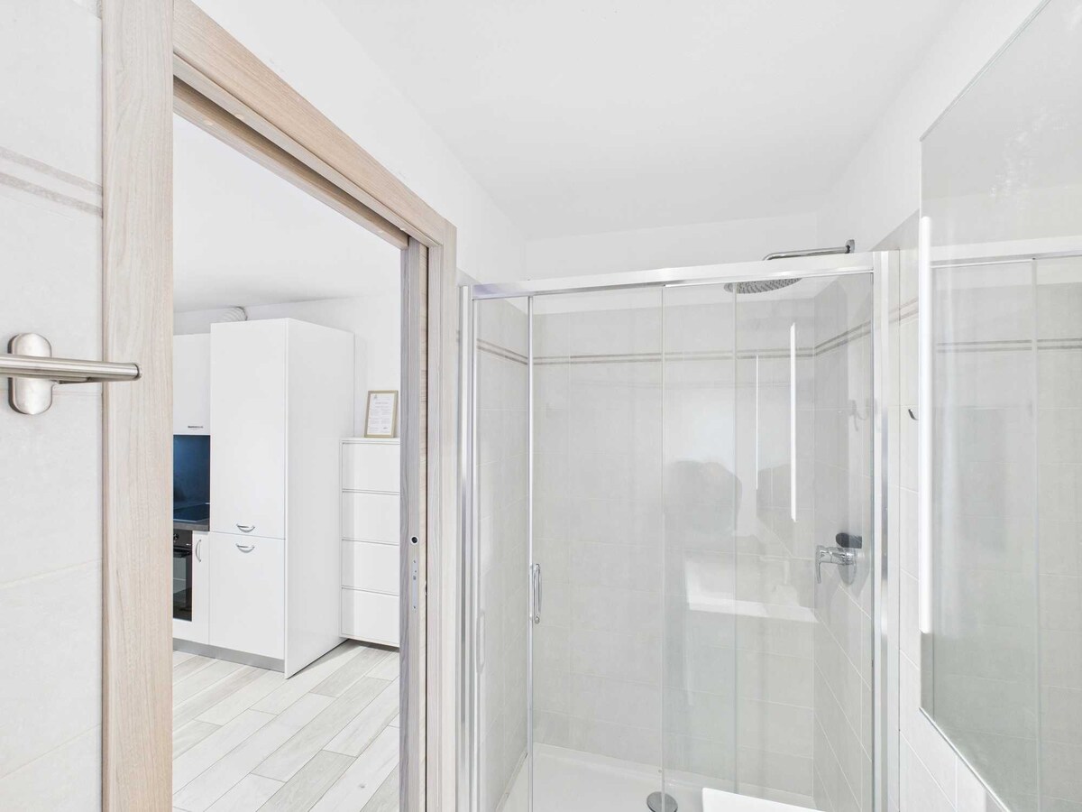 Ampio box doccia, ideale per un soggiorno breve all'insegna del comfort. Con un design moderno e funzionale, offre un'esperienza di relax in uno spazio spazioso e ben rifinito, garantendo praticità e comodità per ogni utilizzo.