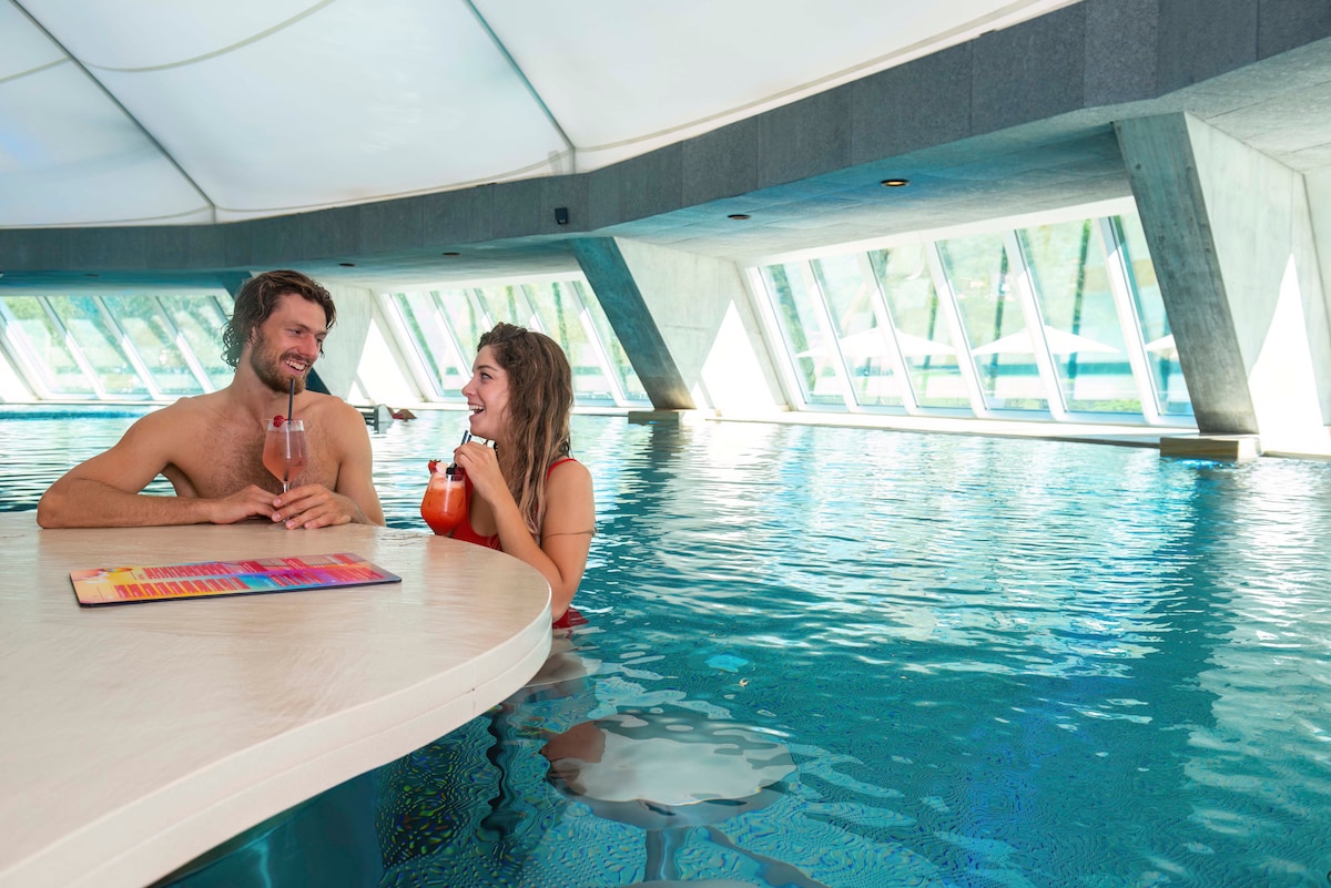 The pool bar at the Splash and Spa offers a great selection of refreshing drinks and snacks, perfect for a relaxing moment by the water.