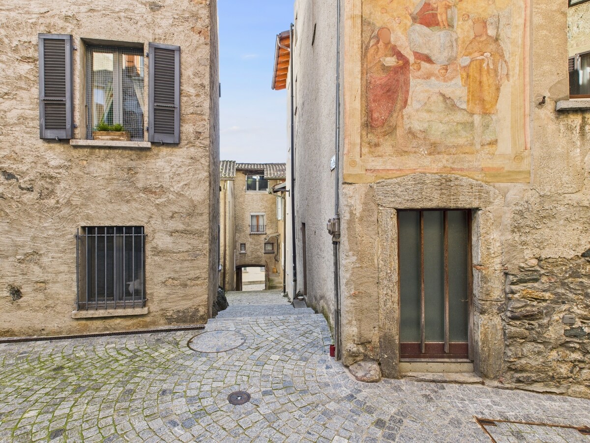 Il centro storico di Sonvico, con le sue vie acciottolate e edifici antichi, è arricchito da affreschi che abbelliscono le facciate. Questi dipinti, testimoni di diverse epoche, riflettono la tradizione artistica locale, creando un'atmosfera unica.