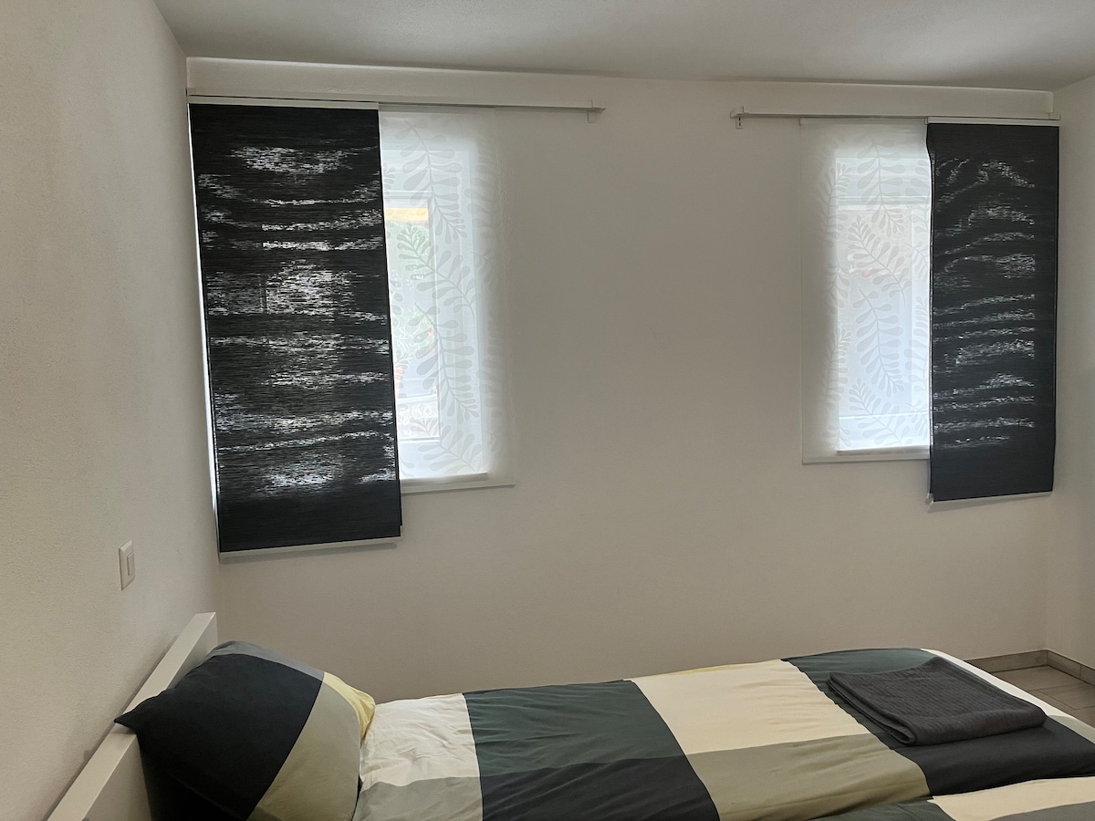 Le tende oscuranti garantiscono buio totale in camera da letto, migliorando sonno e privacy. Offrono anche isolamento termico e acustico, e sono disponibili in diversi colori e stili per adattarsi a qualsiasi arredamento.