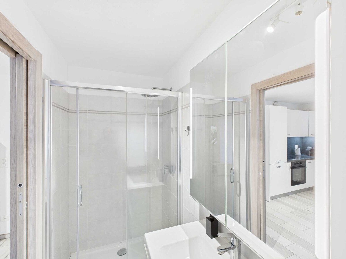 Bagno completo di asciugacapelli e specchio contenitore, ben arredato e pratico. Ideale per unire funzionalità e stile in uno spazio compatto, offrendo comfort e praticità senza rinunciare a un design elegante.