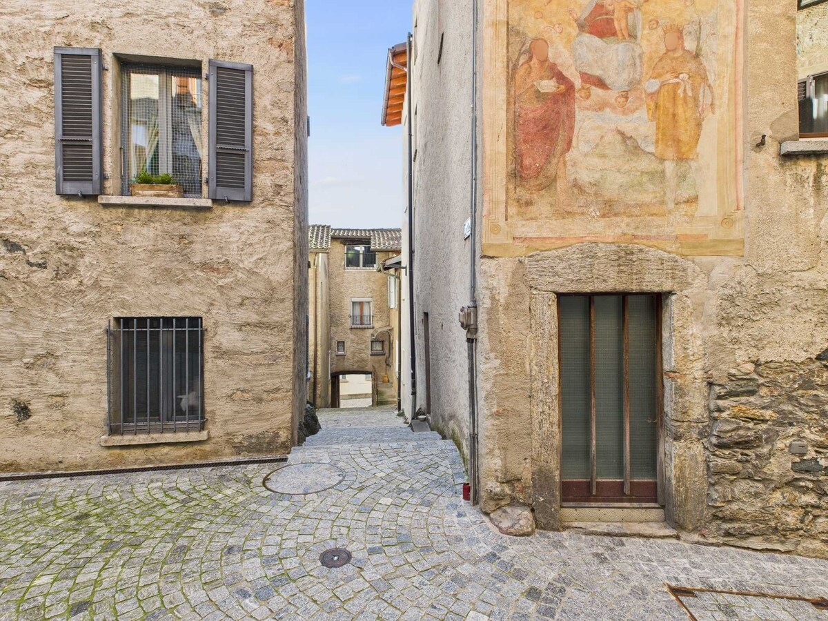Il centro storico, ricco di fascino, è adornato da antichi affreschi che raccontano la storia e la cultura locale. Passeggiando per le sue stradine, si possono scoprire dettagli unici che arricchiscono l’atmosfera molto affascinante.